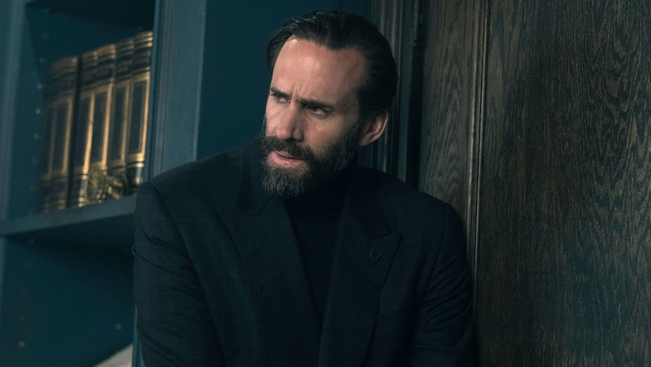 Джозеф Файнс в роли Фреда Уотерфорда в сериале «Рассказ служанки» Джозеф Файнс в роли Фреда Уотерфорда в сериале «Рассказ служанки»