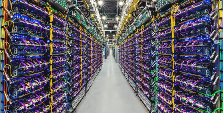 Ряд суперкомпьютеров-ускорителей искусственного интеллекта Cloud TPU v5p в центре обработки данных Google. Фото: Google