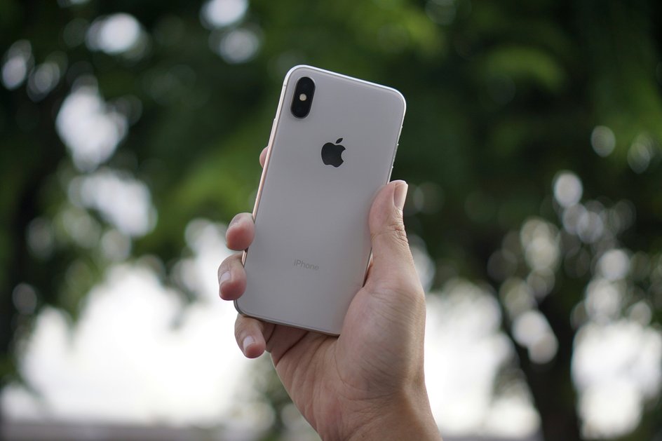 iPhone X в руке