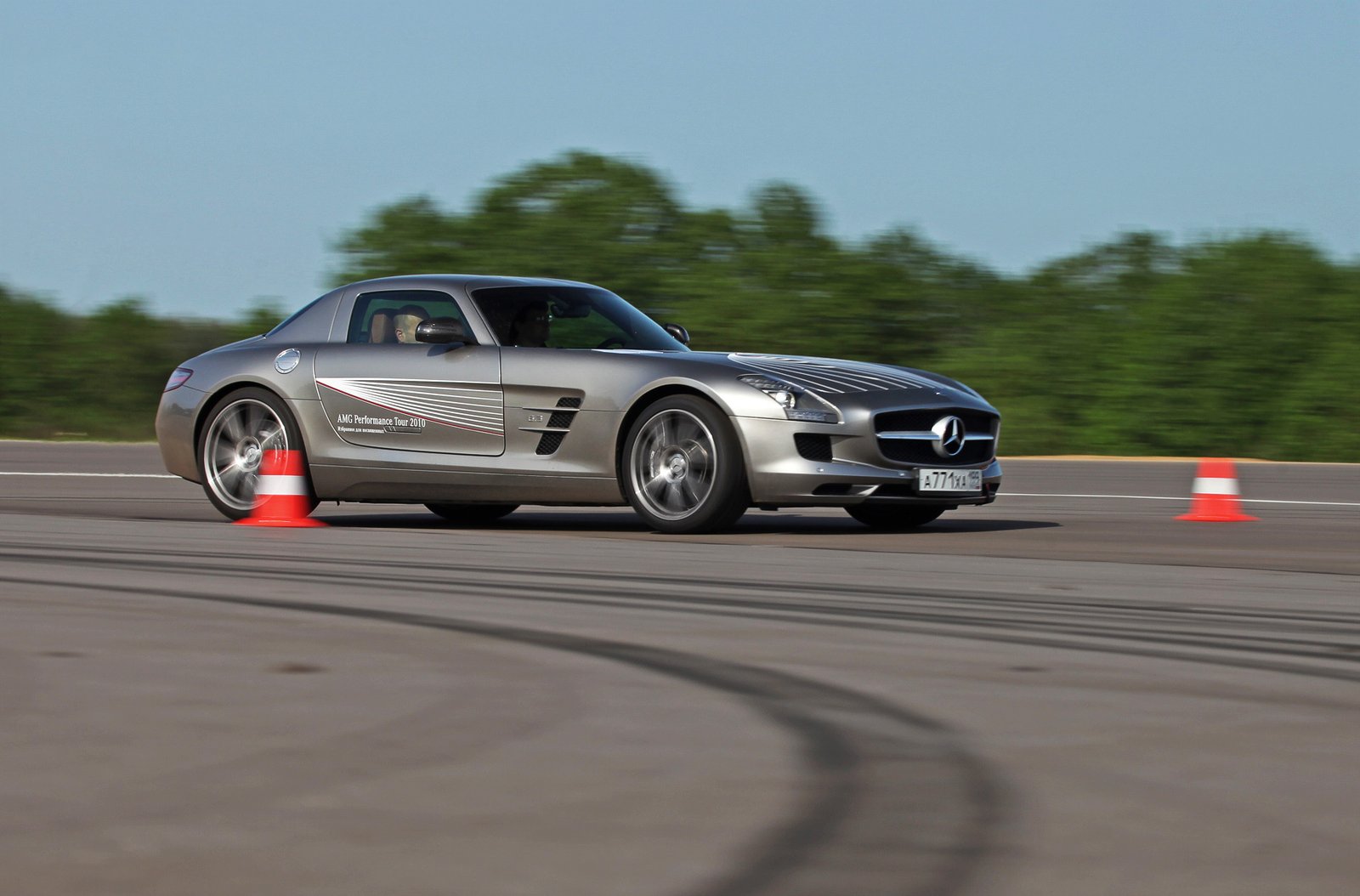 Крылья? Ноги? Главное хвост! Полигоняем на заднеприводном Mercedes SLS AMG