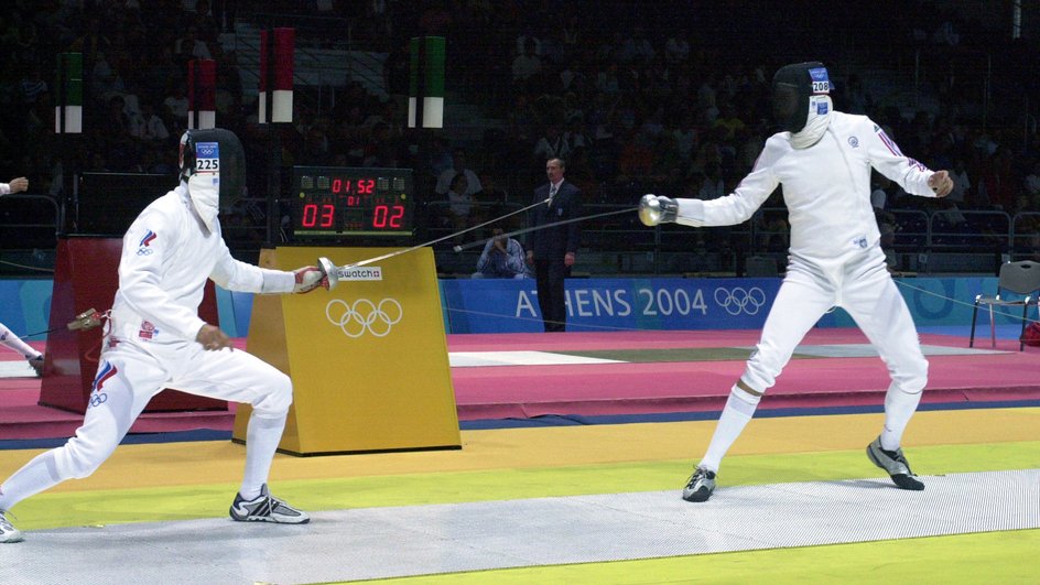 Россиянин Игорь Турчин (слева) фехтует на шпагах с американцем Сетом Келси на летних Олимпийских играх 2004 года в Афинах Россиянин Игорь Турчин (слева) фехтует на шпагах с американцем Сетом Келси на летних Олимпийских играх 2004 года в Афинах