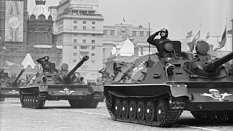 Военный парад на Красной площади, посвященный 20-летию Победы над фашистской Германией в Великой Отечественной войне. 1965 год. Военный парад на Красной площади, посвященный 20-летию Победы над фашистской Германией в Великой Отечественной войне. 1965 год.