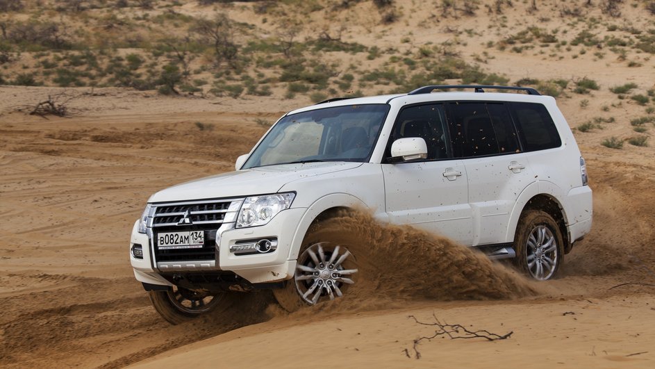 Обновленный рамный внедорожник Mitsubishi Pajero 4 поколения в песках под Астраханью Обновленный рамный внедорожник Mitsubishi Pajero 4 поколения в песках под Астраханью