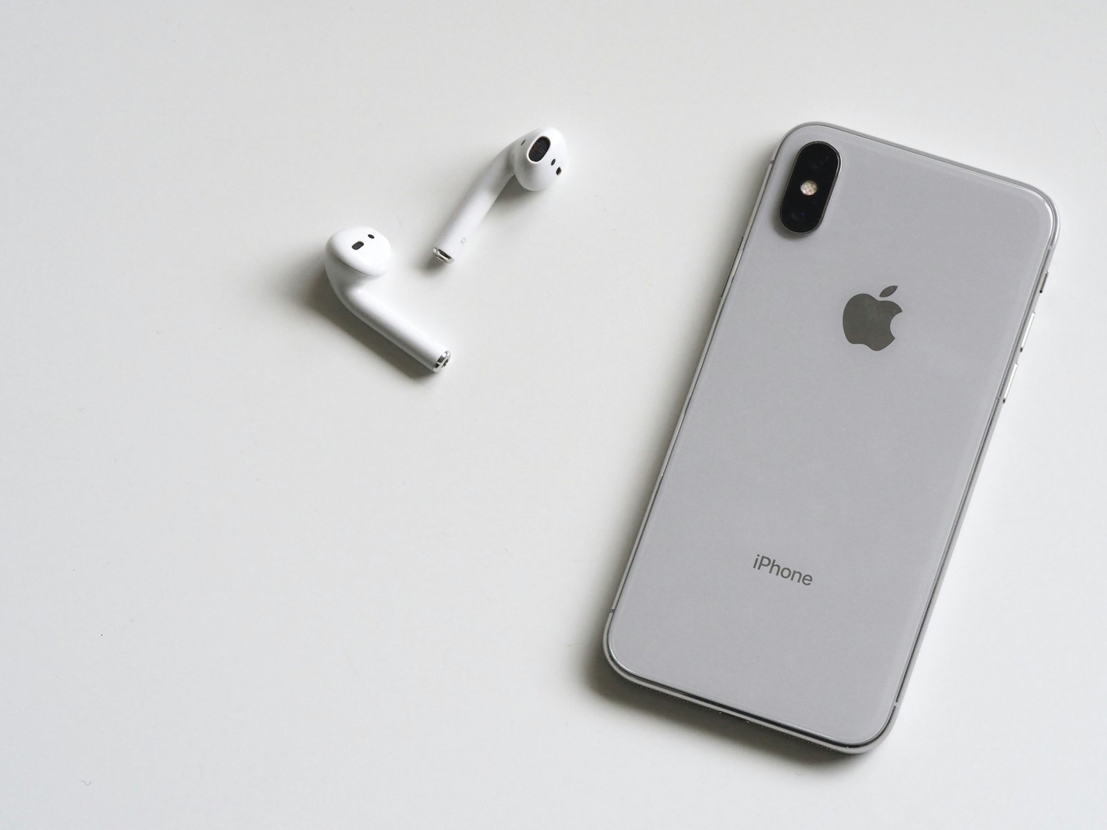 Apple признала iPhone X и первые AirPods винтажными - Hi-Tech Mail.ru