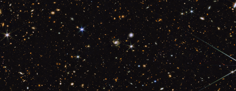 Тысячи галактик видны в мельчайших деталях. Поскольку изображение представляет собой комбинацию нескольких экспозиций, некоторые звезды показывают дополнительные дифракционные всплески. Фото: NASA
