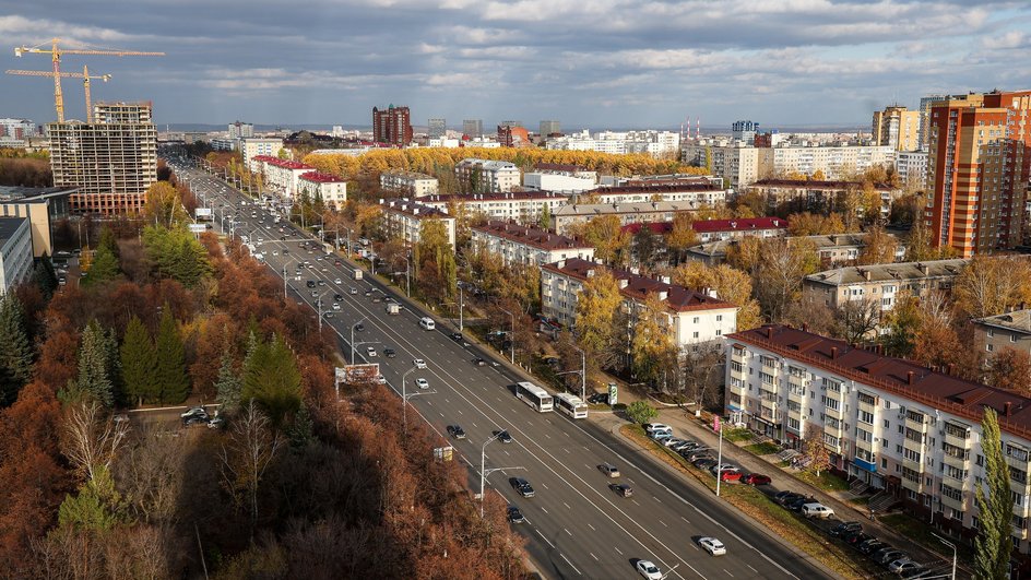 Панорамный вид на автомобильную дорогу в Уфе