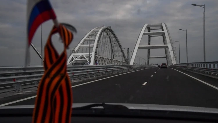 Крымский мост строили ускоренными темпами.