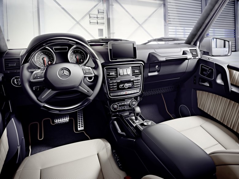 На данном фото изображен салон стандартной версии обновленного Mercedes G-класса...