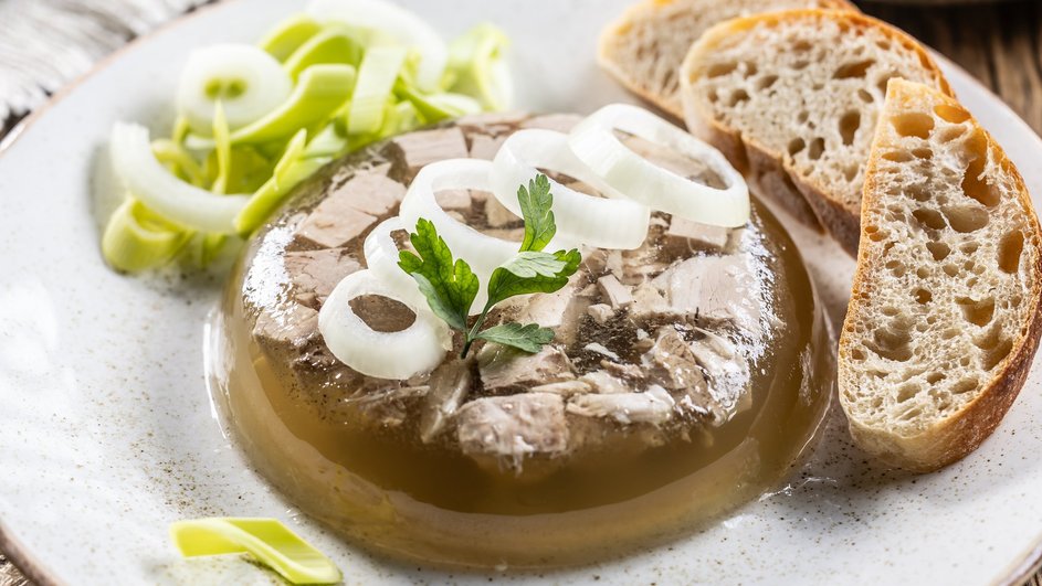 Прозрачный холодец из промытого мяса и подготовленного бульона Прозрачный холодец из промытого мяса и подготовленного бульона