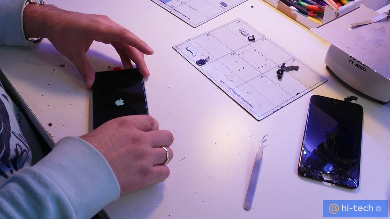 Инженеры по ремонту советуют обязательно покупать к iPhone X чехол. / Фото – Hi-Tech Mail.Ru, СЦ FixItEasy