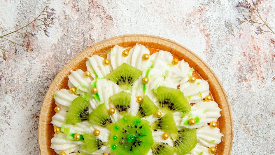 Шарлотка с киви и бананами лежит на столе