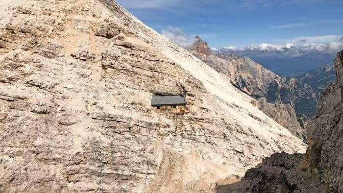 Так выглядит самый одинокий дом в мире, построенный на высоте 2750 метров