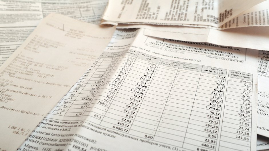 Бумажные счета ЖКХ и чеки лежат на столе