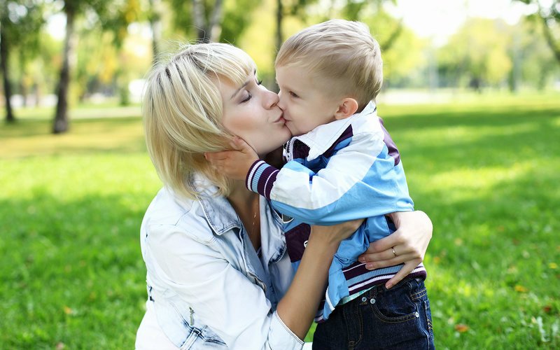 «Это яркая эрогенная зона»: почему нельзя целовать детей в губы
