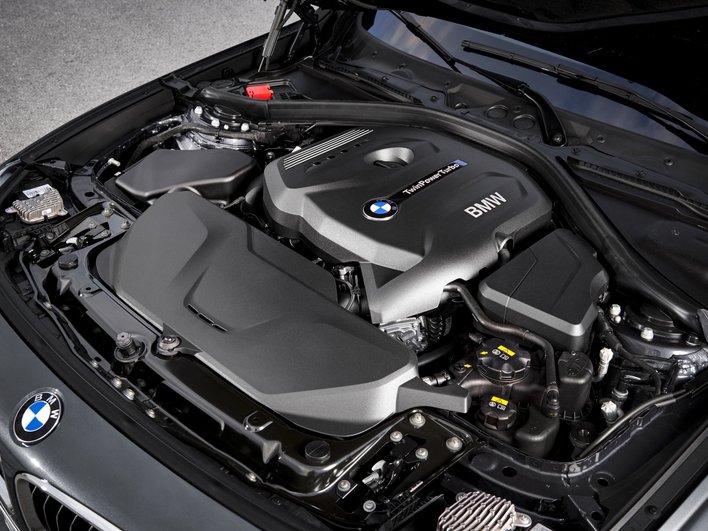 Бензиновый двигатель под капотом BMW Бензиновый двигатель под капотом BMW