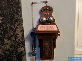 Настенный телефон в кабинете Попова