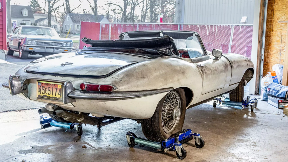 Сзади Jaguar E-Type также требуется покраска и ремонт, хромированные бамперы потеряли блеск 