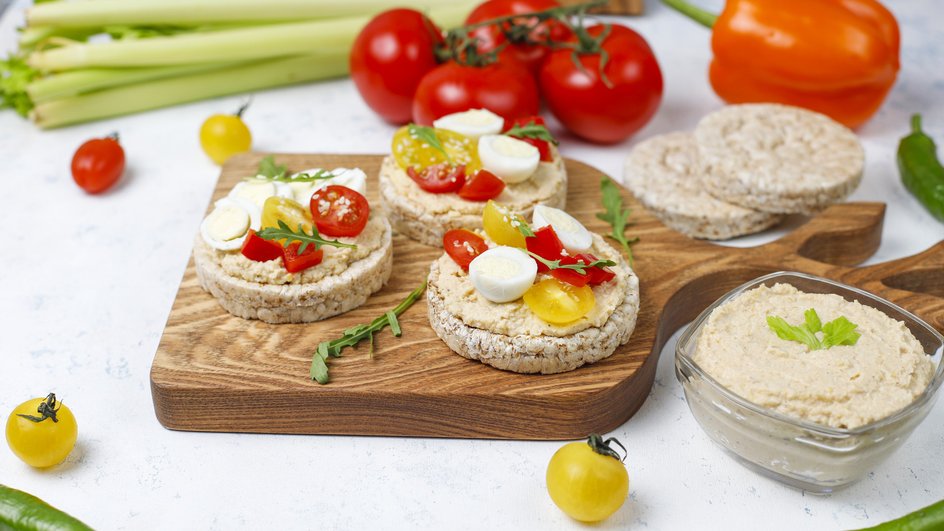 Вегетарианская закуска с хумусом лежит на доске