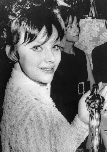 Людмила Савельева с премией «Оскар» («Война и мир»), 1969 год Людмила Савельева с премией «Оскар» («Война и мир»), 1969 год