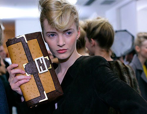 Модель на показе Fendi с легендарной сумкой Baguette