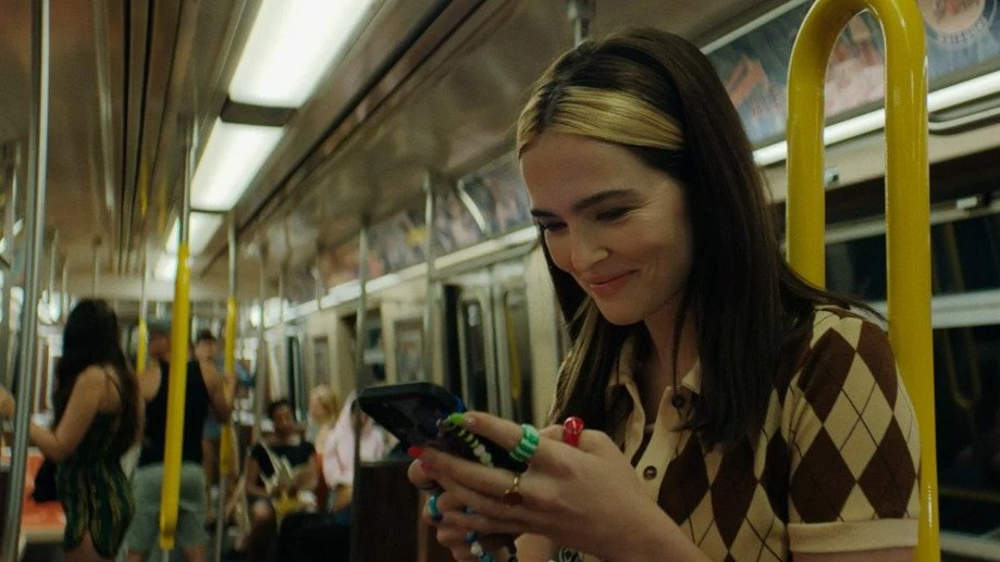 Зои Дойч в фильме «Не в порядке» Зои Дойч в фильме «Не в порядке»
