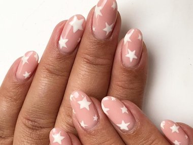 Slide image for gallery: 15360 | Белые звезды на нежно-розовых ногтях. Фото: @nailsbymh