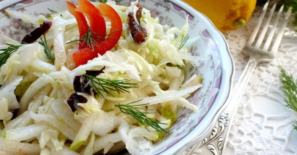 Салат из капусты с черносливом и курагой