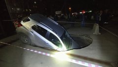 Автомобиль провалился под асфальт в Энгельсе