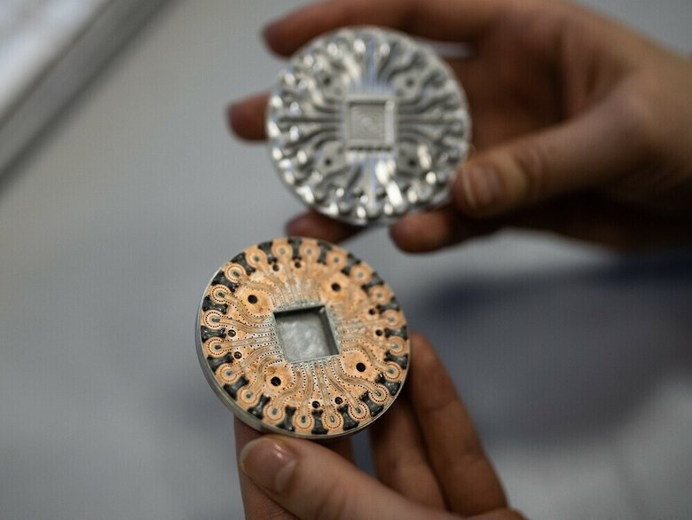 Так выглядит микросхема со встроенным квантовым чипом. Фото: пресс-служба НИТУ «МИСиС»
