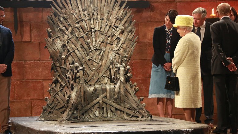 Елизавета II на съемочной площадке «Игры престолов»