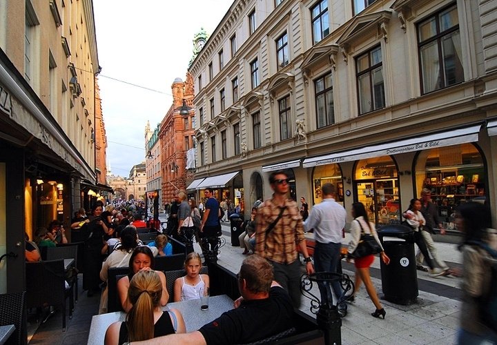 На улице Drottninggatan любители шопинга смогут найти немало интересных мест