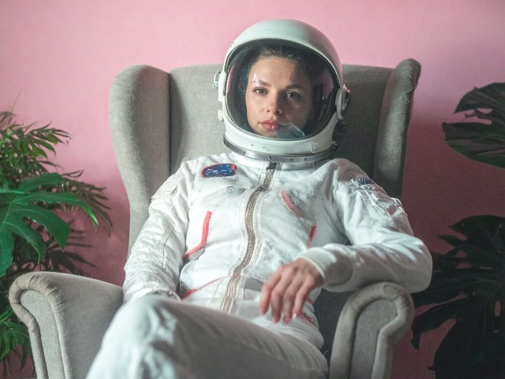 сгенерированное изображение женщины-космонавта