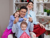 Content image for: 489564 | Серик Акишев с женой Ольгой и дочерьми