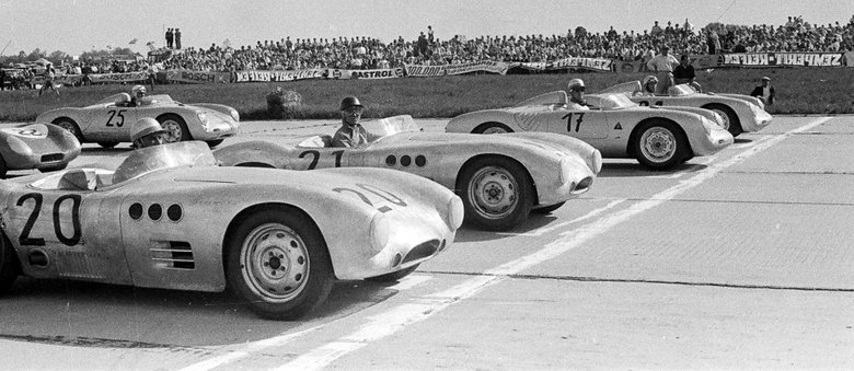На этом снимке парочка H1500 RS принимает старт в гонке на австрийском аэродроме Асперн летом 1958 года. На финише «Боргвард» Ханса Херманна (№ 20) будет первым, опередив Porsche 550 RS Spyder Эрншта Фогеля (№ 24)