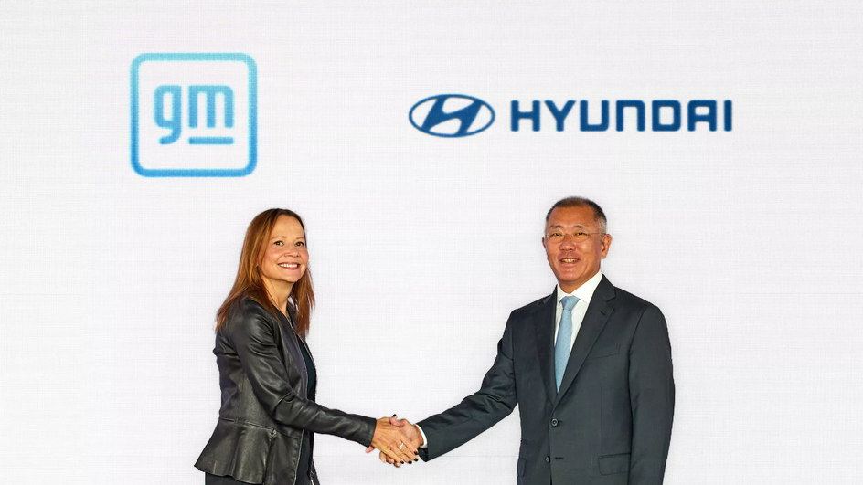 Председатель правления концерна Hyundai Ыйсан Чонг и глава GM Мэри Барра