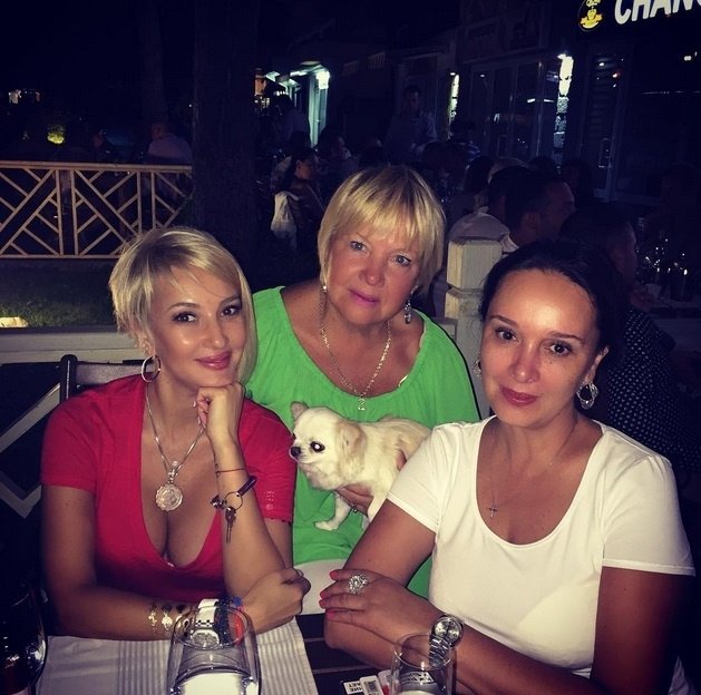 Лера Кудрявцева с мамой и сестрой