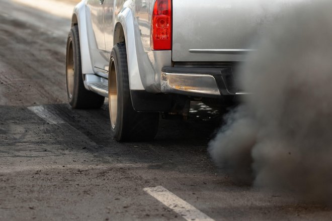 Черный дым валит из выхлопной трубы автомобиля Черный дым валит из выхлопной трубы автомобиля