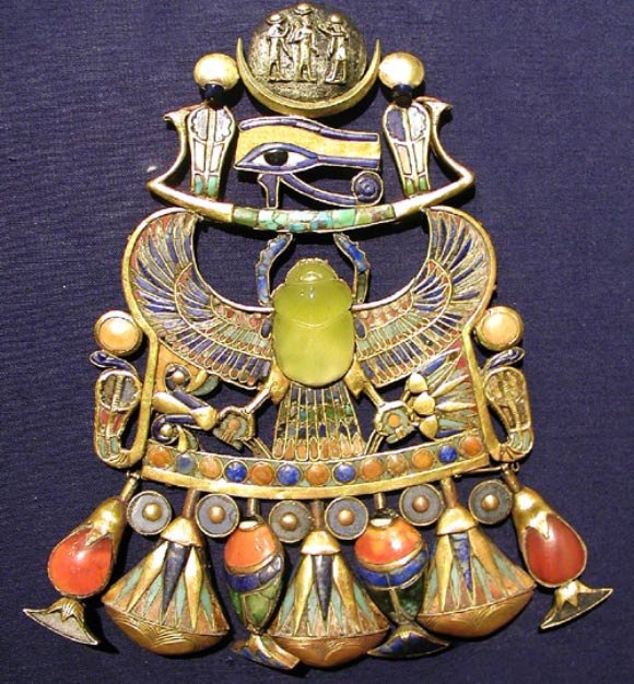 Египетское украшение с желтым стеклом. Фото: sci.news
