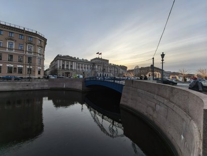 Пешеходный мост над рекой