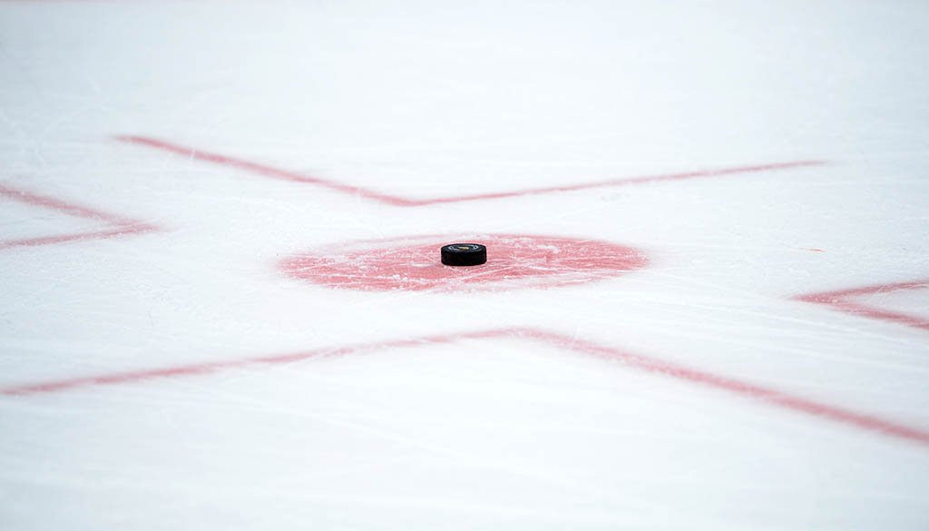Болельщик выбежал на лед во время матча КХЛ между «Ак Барсом» и СКА