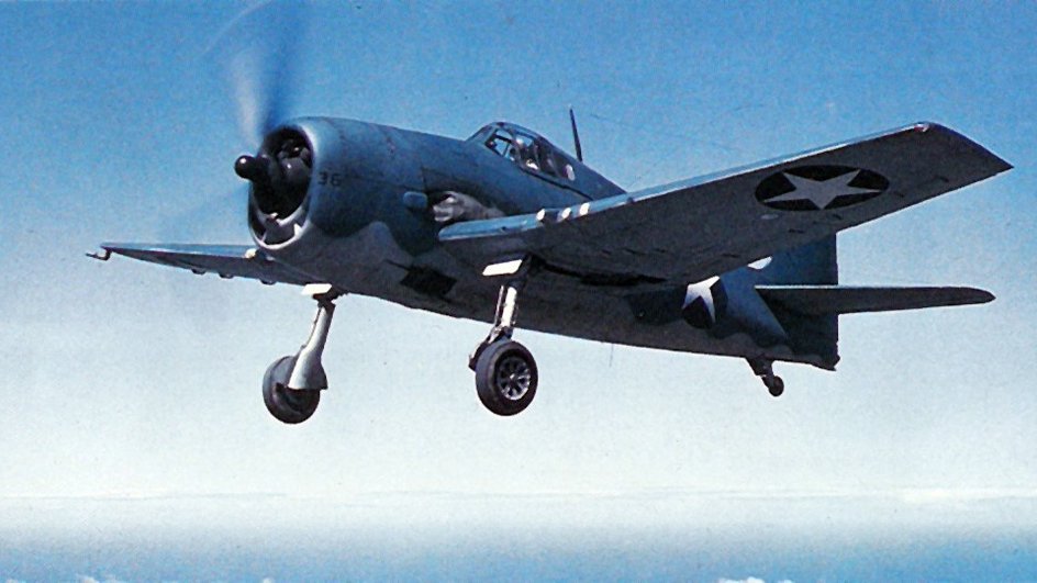 Американский истребитель Grumman F6F Hellcat в небе