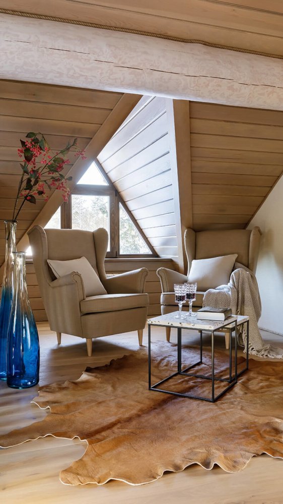 Бревенчатый дом 192 м² в Кировской области: камышовая крыша, современный интерьер в пастельных тонах