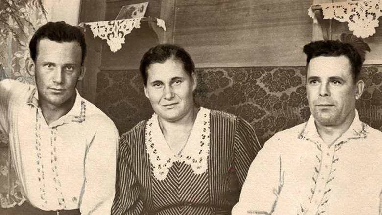 На фото: Николай Рыжков с родителями, 1951 год