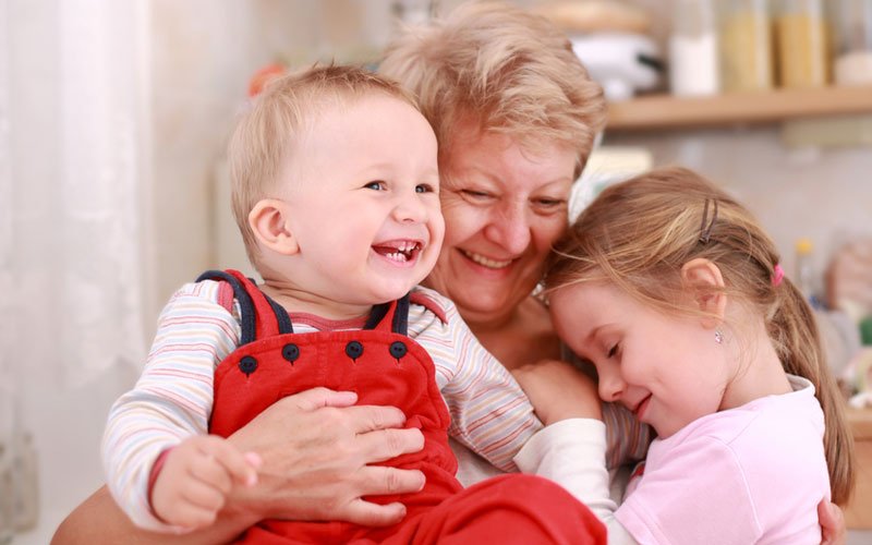 Ребёнок любит бабушку больше, чем маму: почему так происходит и что делать?