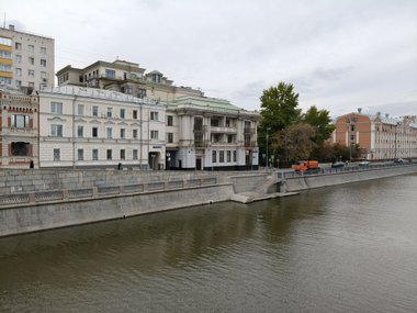 Здания на берегу набережной Москвы реки