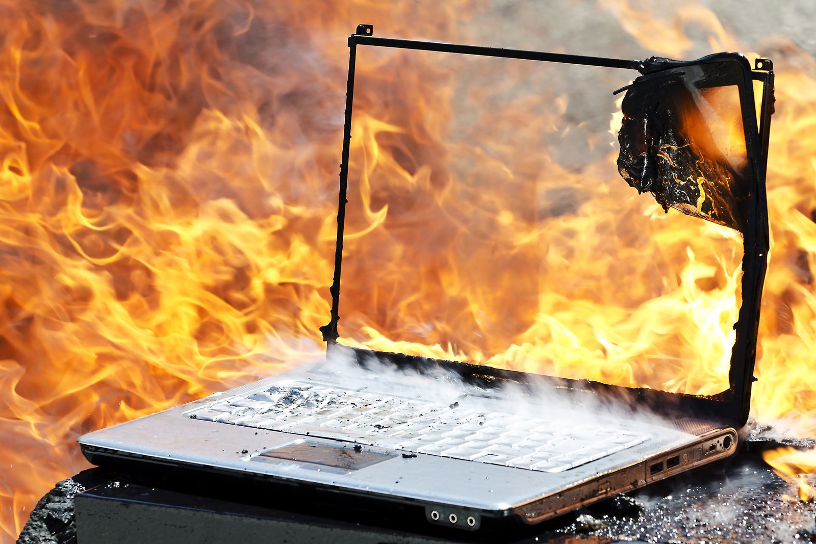 Почему сильно нагревается ноутбук. Сгоревший ноутбук. Горящий ноутбук. Взрыв компьютера. Горящий системник.