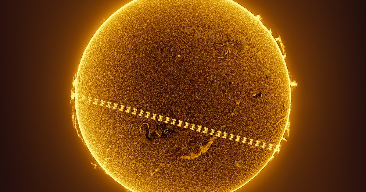 Астрофотограф сделал необычные кадры пролета МКС перед Солнцем