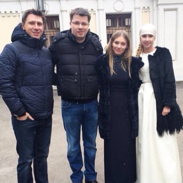 Кристина Асмус и Гарик Харламов с кумовьями после крестин дочери
