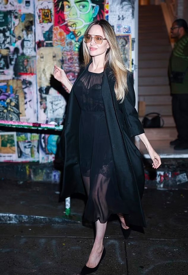 Анджелина Джоли в total black