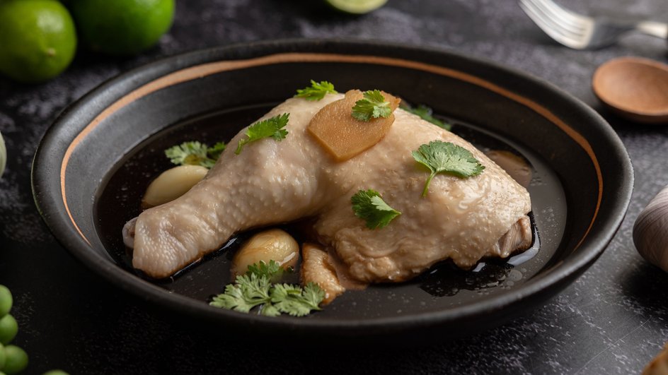 Куриное бедро для холодца из курицы и свинины в духовке лежит на тарелке Куриное бедро для холодца из курицы и свинины в духовке лежит на тарелке